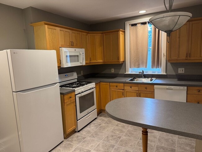 Building Photo - West Conshohocken 4 Bedroom 2 brick bath T...