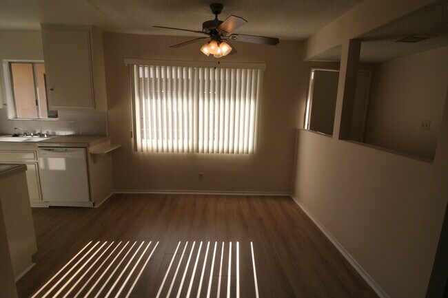 Building Photo - 1110 S Oakhurst Dr