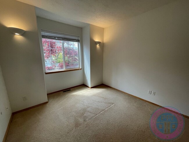 Building Photo - Sunnyside Townhome Close to Restaurants  &...