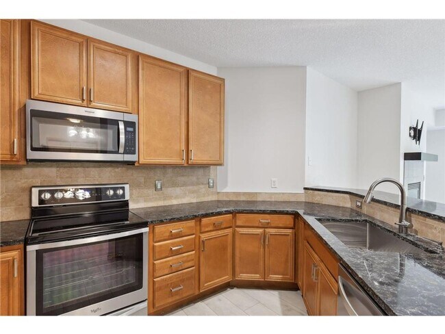 Building Photo - Plymouth 2 bedroom 2 bath Condo
