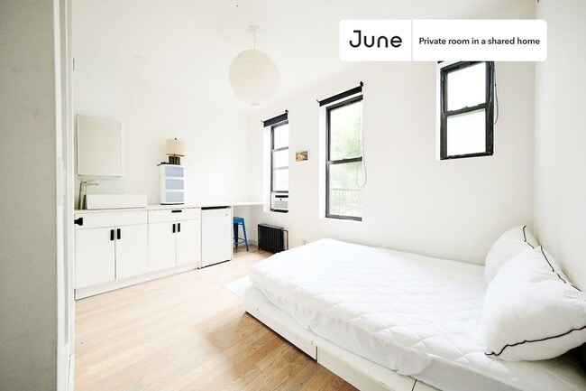 Building Photo - Room in Shared 3 bed/3 bath home
