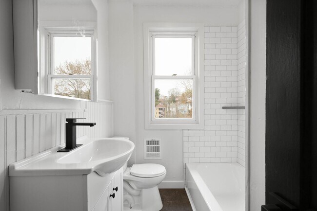 Foto del edificio - COMING JUNE 1ST!! RENOVATED 1-BEDROOM IN D...
