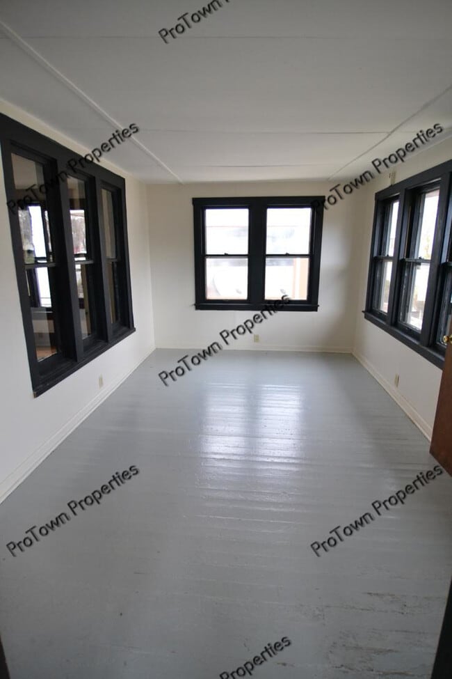 Building Photo - 407 S Raynor Ave