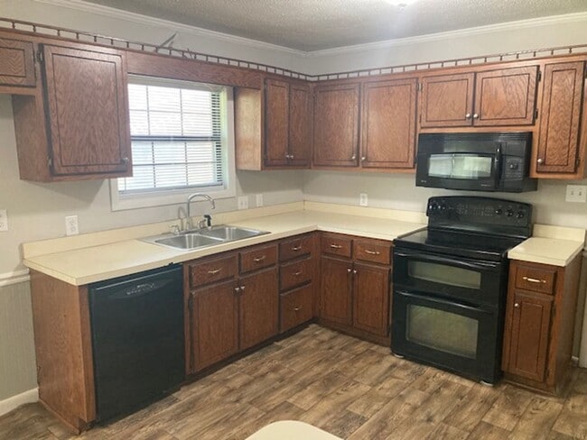 Building Photo - COMING SOON  3BR/21.5BA-1500 SF - Fenced yard