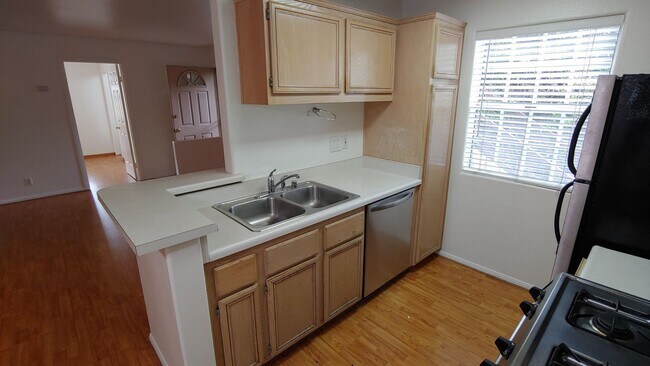 Building Photo - Hillcrest 2-Br, 2-Ba, 2-Car Garage.