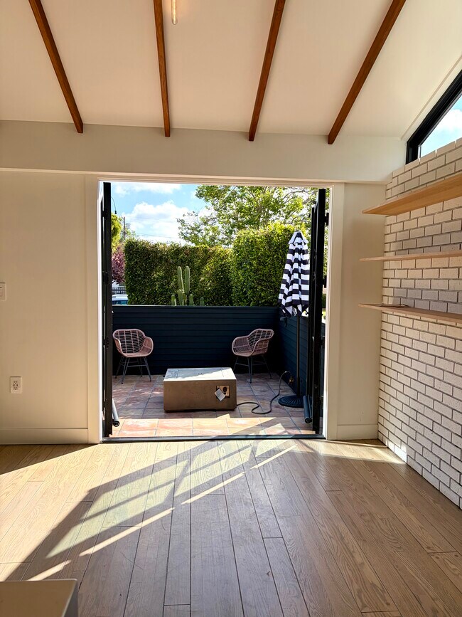 Foto del edificio - 3159 Hutchison Ave