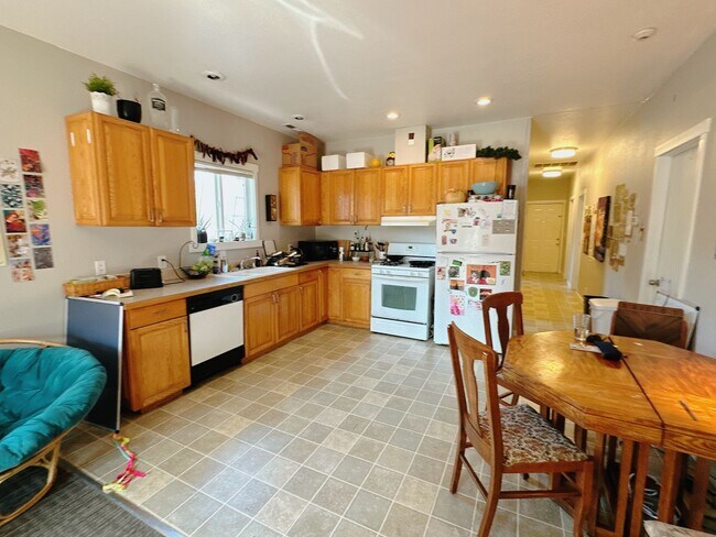 Building Photo - York Properties, LLC - 313/315 Gladstone St