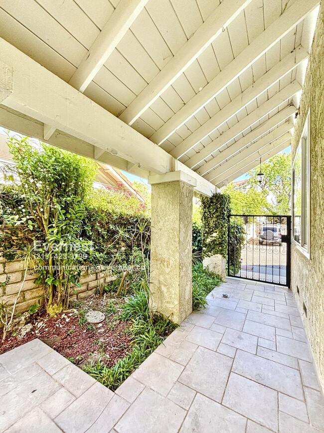 Building Photo - 10211 Clematis Ct
