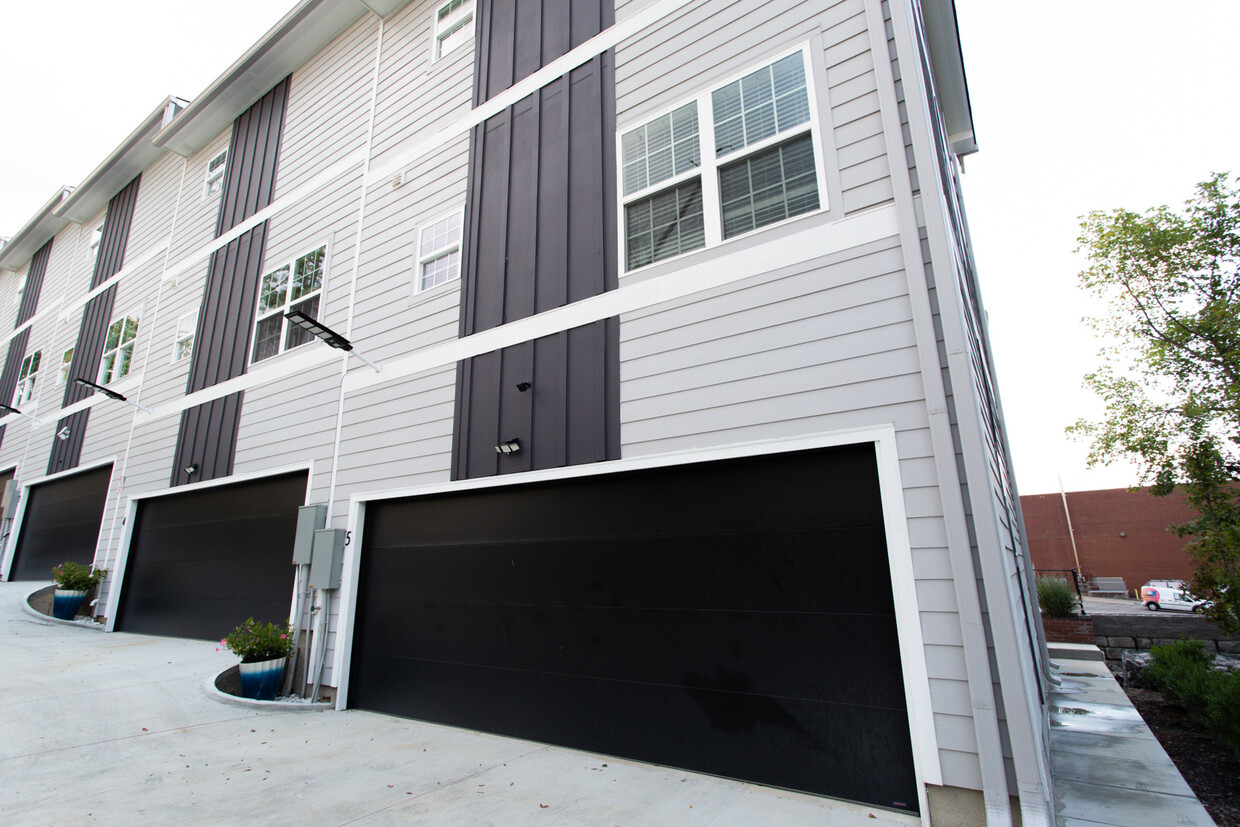 Foto del edificio - 421 Elysian Fields Rd