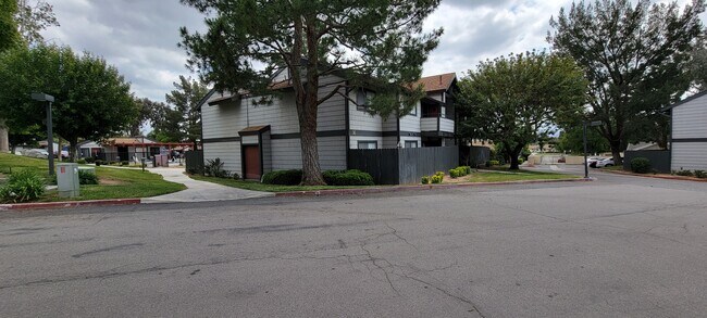 Edificios de apartamentos en Dove Ridge Apartments en Riverside, CA. - Dove Ridge Apartments