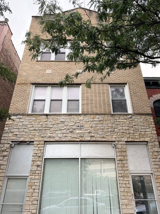 Building Photo - 1420 N Western Ave