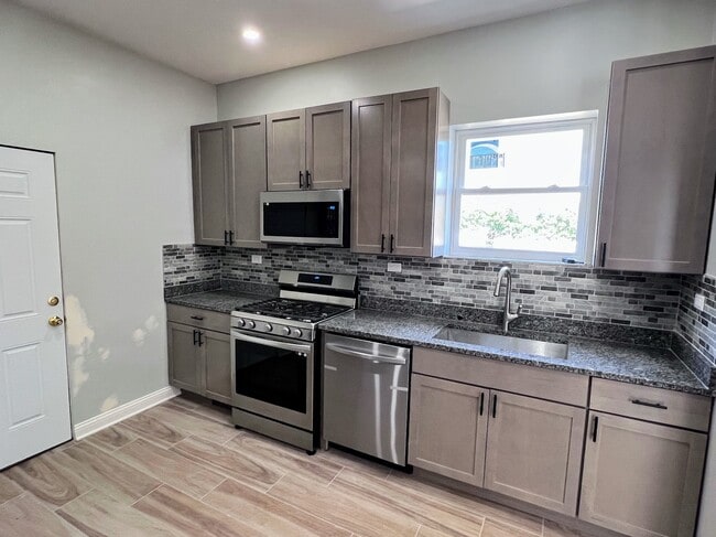 Building Photo - 4244 N Spaulding Ave