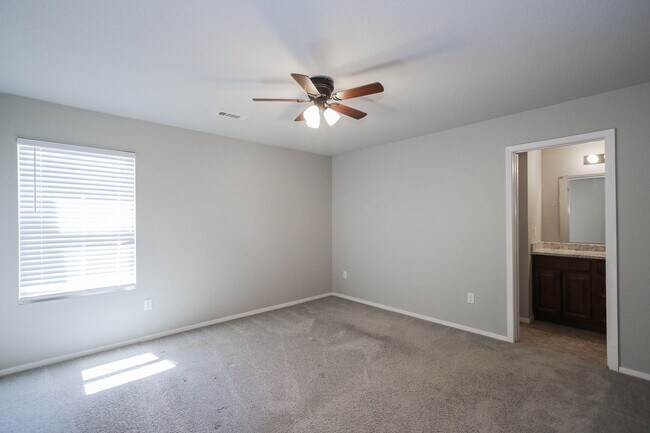 Building Photo - Stunning 4 Bed 2 Bath Home in Elkins