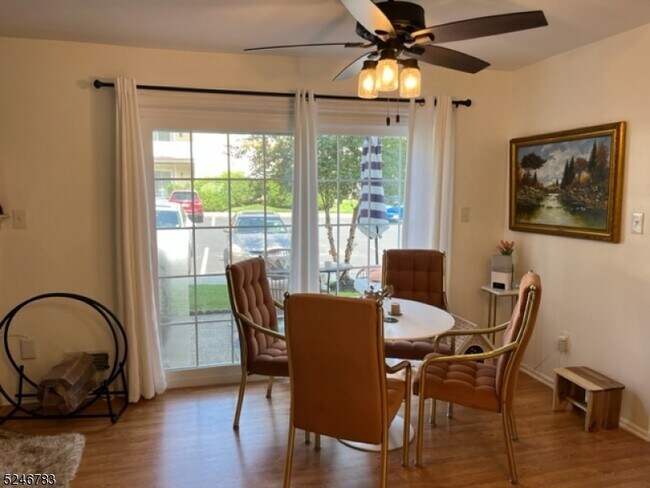 Foto del edificio - 702 Pinehurst Ct