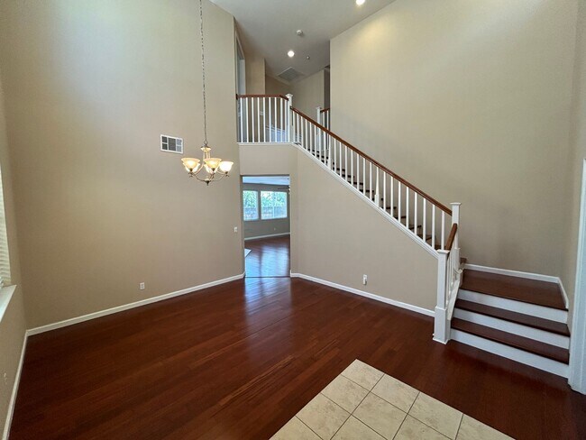 Building Photo - Beautiful 4 Bedroom 3 Bathroom in Quiet Ne...