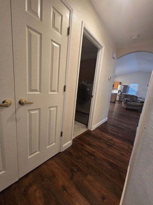 Foto del edificio - 3 BR 2 BA Available Now