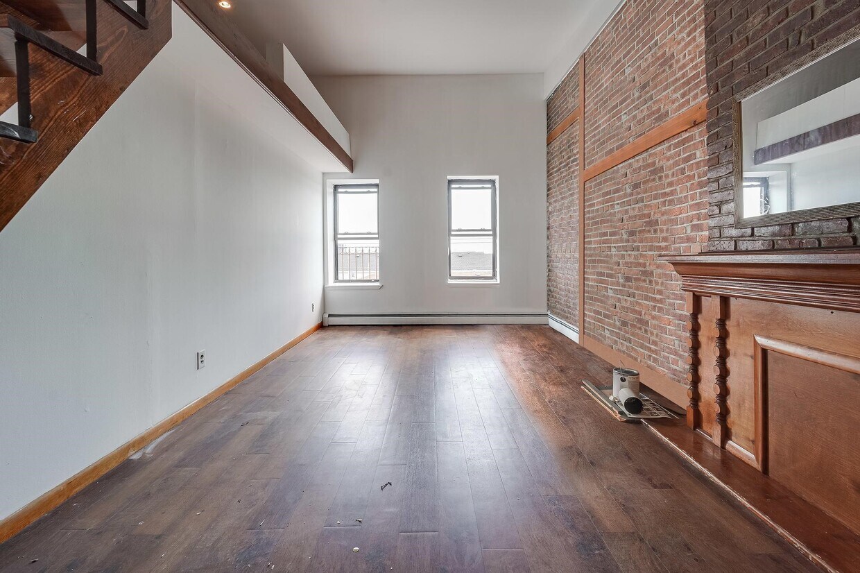 Primary Photo - 1093 Summit Ave