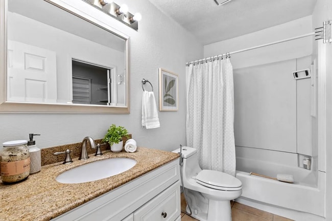 Building Photo - Welcome to this charming, downstairs unit ...