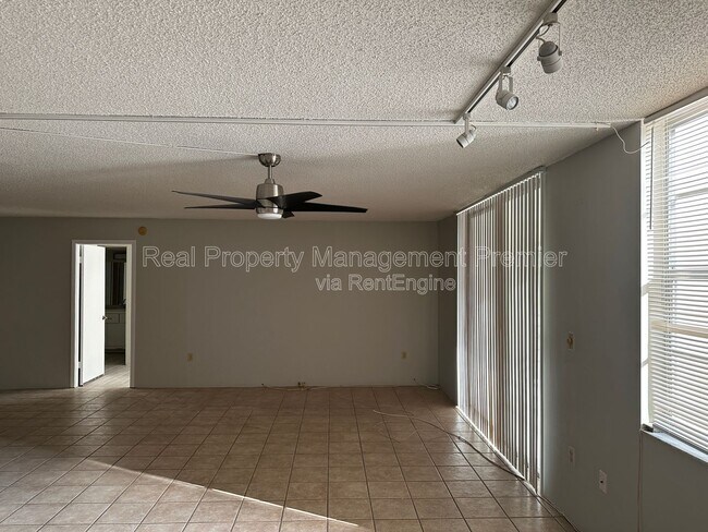 Building Photo - 1100 St Charles Pl