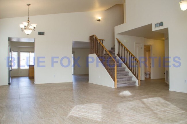 Building Photo - GORGEOUS 5 BED WITH POOL
