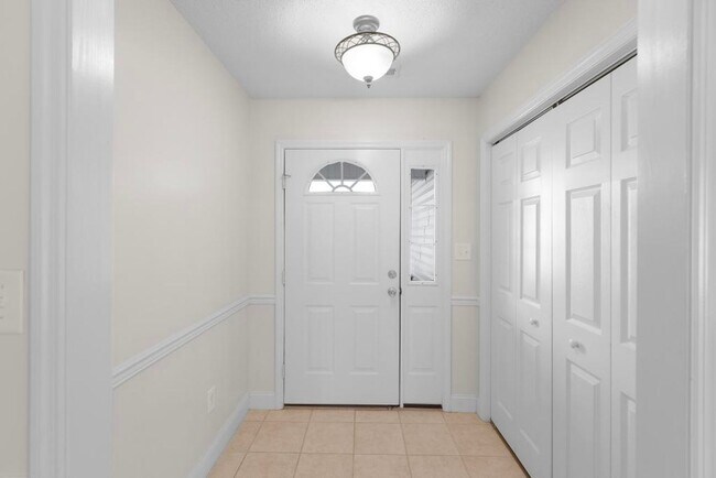 Building Photo - Large Ranch Home with 4BR/ 2 Bath with an ...