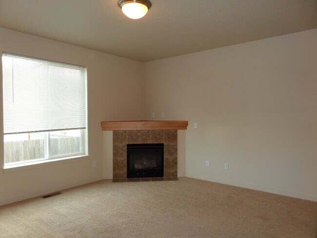 Building Photo - Pet Friendly Home In A Great Convenient Lo...