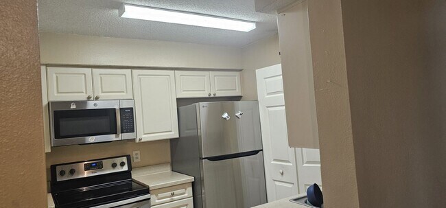 Building Photo - 2 bedroom 1 bath condo Near the Loop