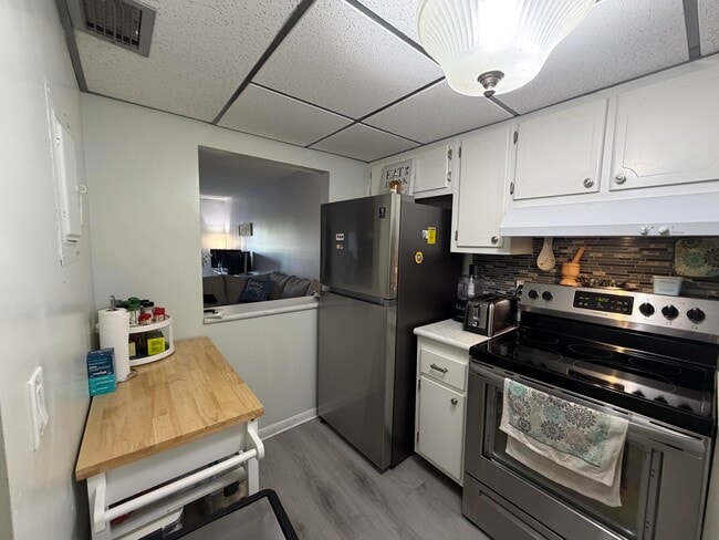 Building Photo - 1630 Embassy Dr