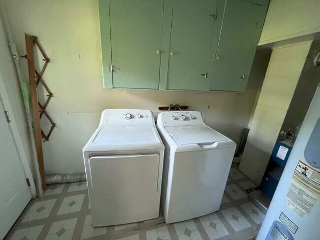 Foto del edificio - 2 BEDROOM BUNGALOW WITH CARPORT ON WEST SI...