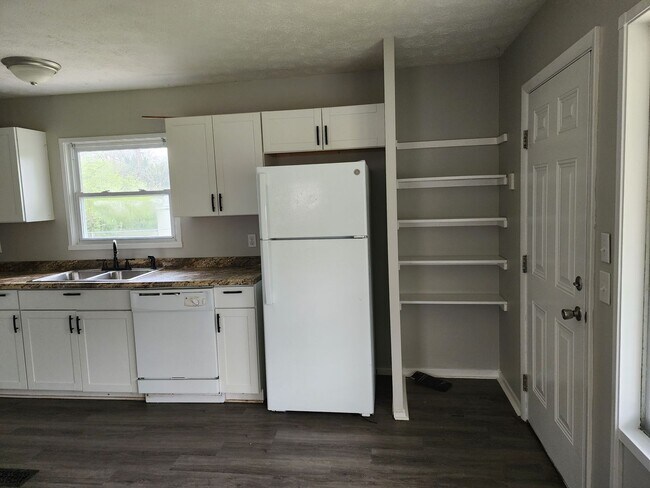 Foto del edificio - 3 Bed 1 Bath Cottage with Garage