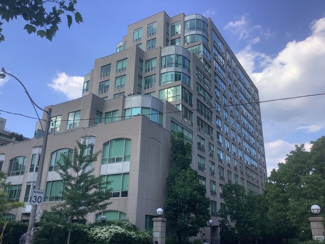 Building Photo - 942 Yonge St