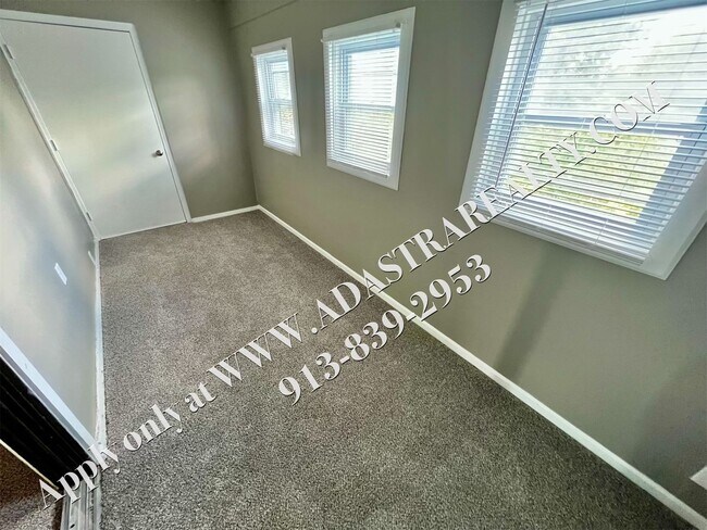 Foto del edificio - 1310 E 123rd Terrace