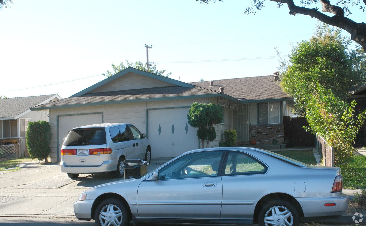 Building Photo - 564-566 S Eden Ave