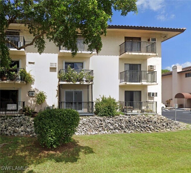 Foto del edificio - 830 Wiggins Pass Rd