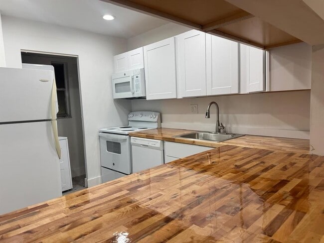 Building Photo - 8051 Colony Cir S