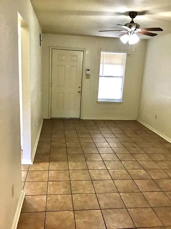 Building Photo - 2435 Elm Park Dr