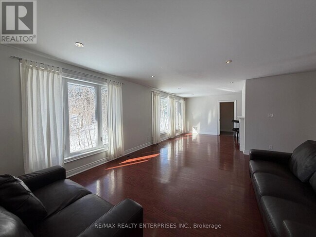 Photo du bâtiment - 860 Clarkson Rd S