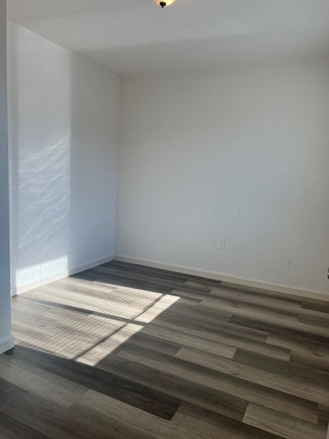 Building Photo - 328 S Plumas St