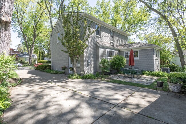Building Photo - 906 Putney St