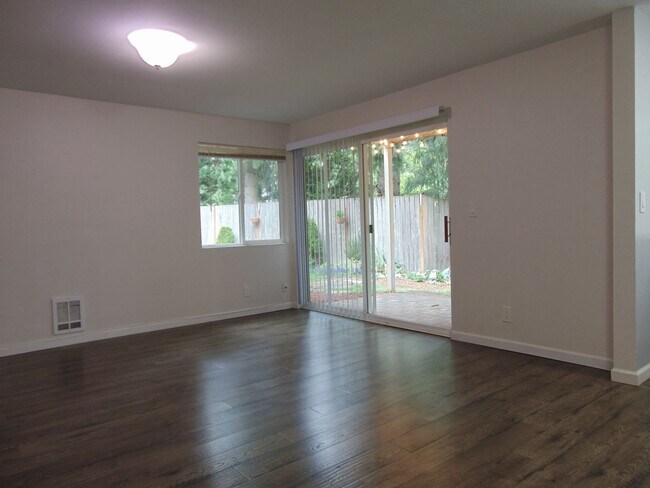 Foto del edificio - Spacious Condo Available Now in Great Loca...