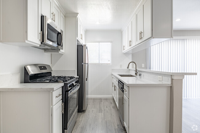 2BR, 2BA - 757SF - Kitchen - Superior Place Apartments