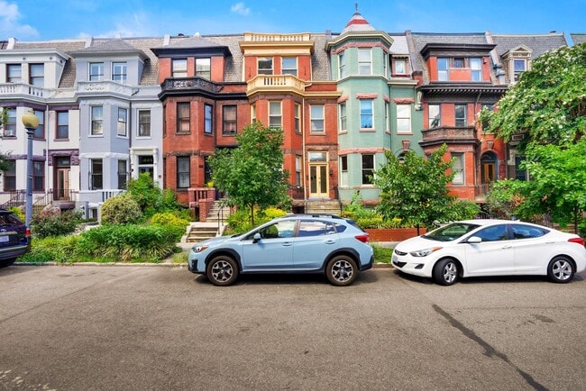 Foto del edificio - Professionally Managed// 3 Bedroom 2 Bathroom Condo // Kalorama/Dupont Circle// 1 Parking Spot In...