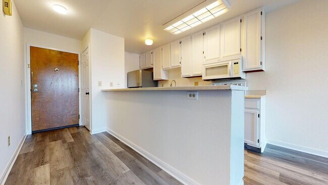 Foto del edificio - Charming 2BD/1BA Apartment in Prime Neighborhood with Parking