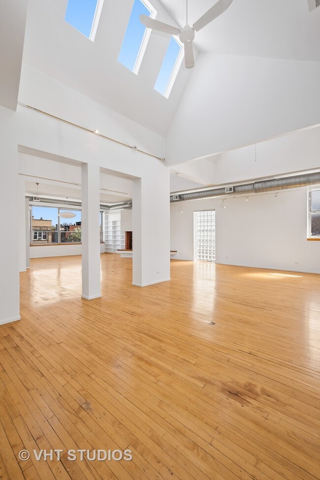 Foto del edificio - 2023 W Division St