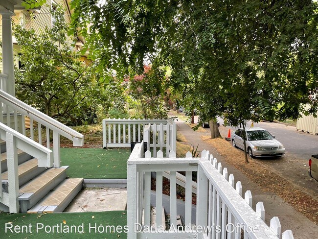 Building Photo - 3 br, 1.5 bath House - 15 NE Monroe Street