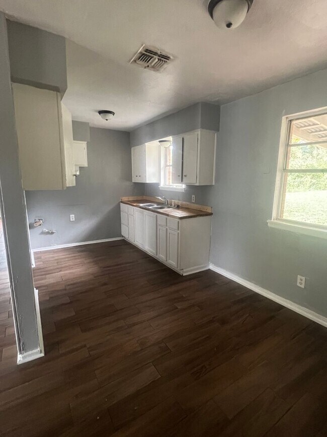 Building Photo - 3 Bedroom 1 Bath