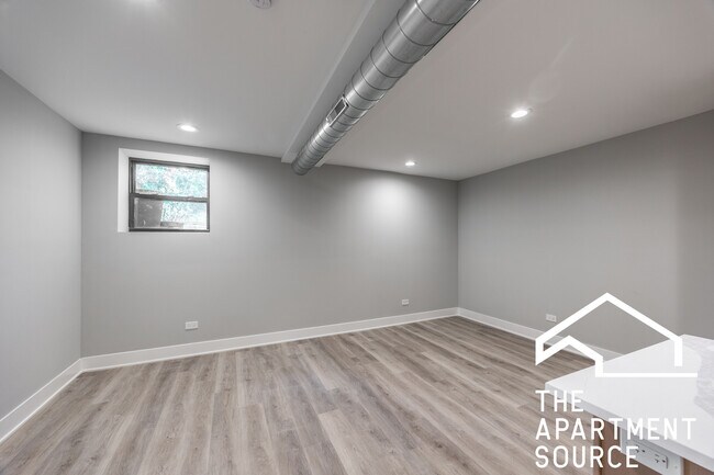 Foto del edificio - 2403 N Kedzie Blvd