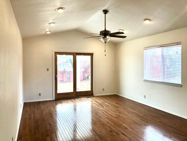Building Photo - 3 bed 2 bath Home