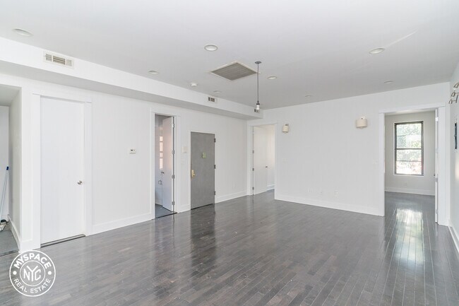 Building Photo - 566 Hart St