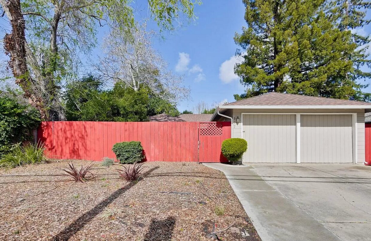 Primary Photo - Spacious & Bright Home Close to Parks, Sch...